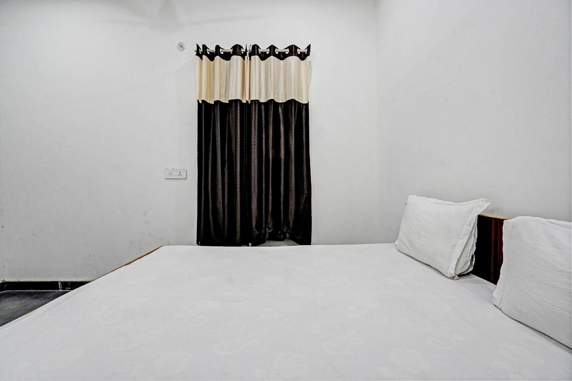 Oyo Double Ss Hotel Hāthras Extérieur photo