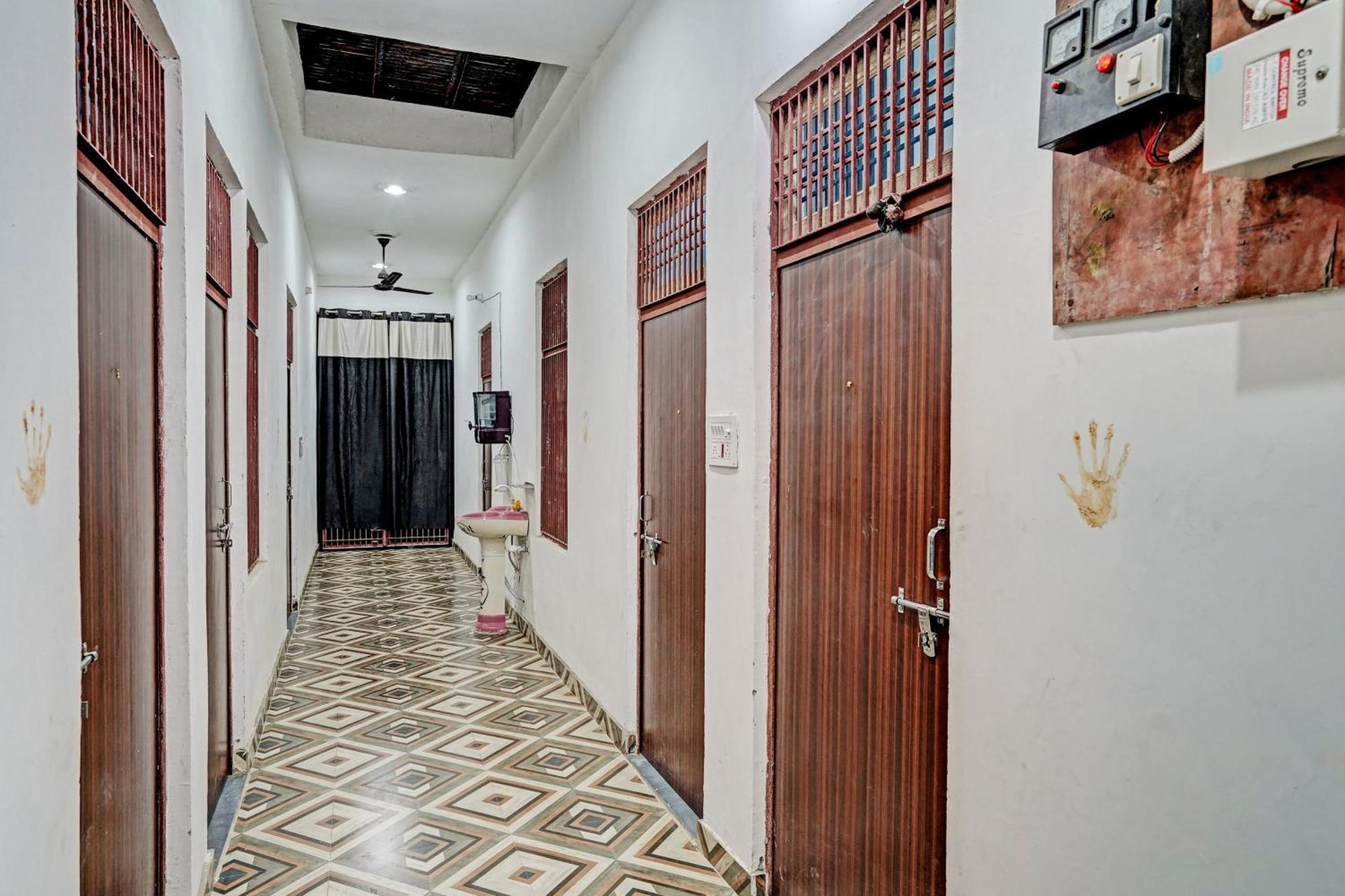 Oyo Double Ss Hotel Hāthras Extérieur photo